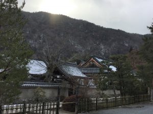 雪の残った、嵐山と天龍寺の屋根