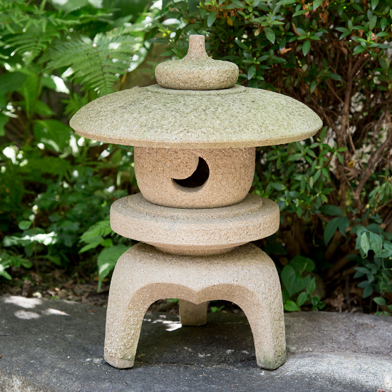Maru Yukimi Toro, Japanese stone lantern
