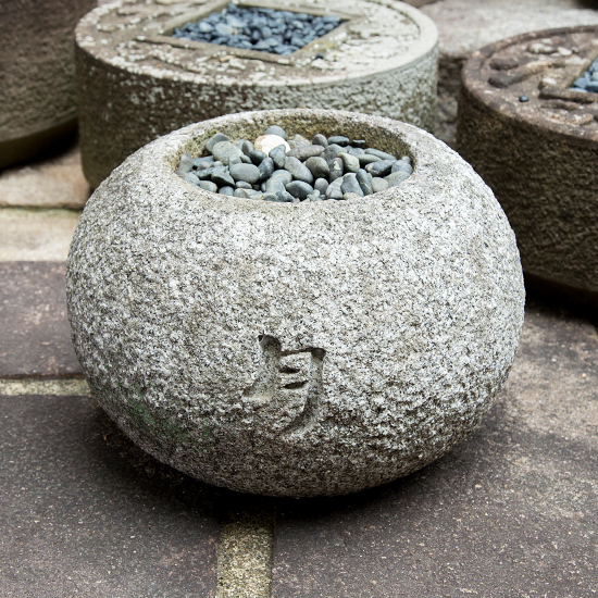 Tsuki hachi (water basin for Japanese garden) A letter of Chinese character "月" (moon) is curved on the water basin.